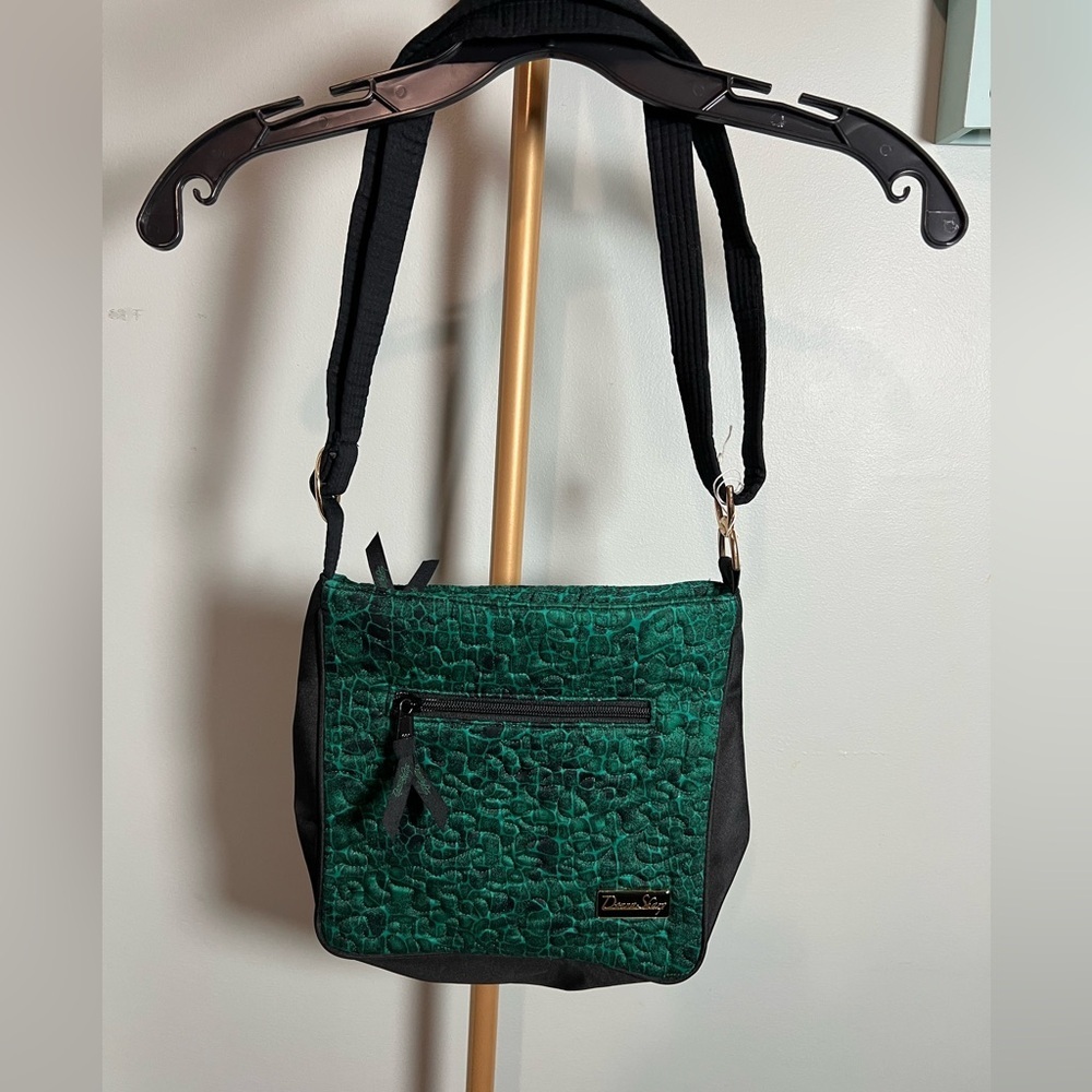 Donna Sharp Quilted Green Crossbody Bag Piwith Textured Fabric and Adjust. Strap